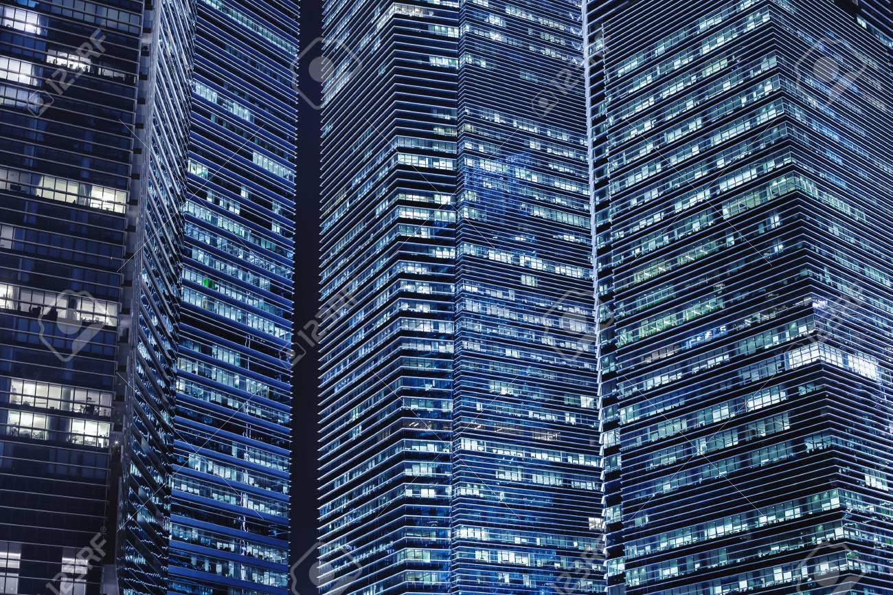 夜 照明のモダンな高層ビルと背景による事務所ビル の写真素材 画像素材 Image