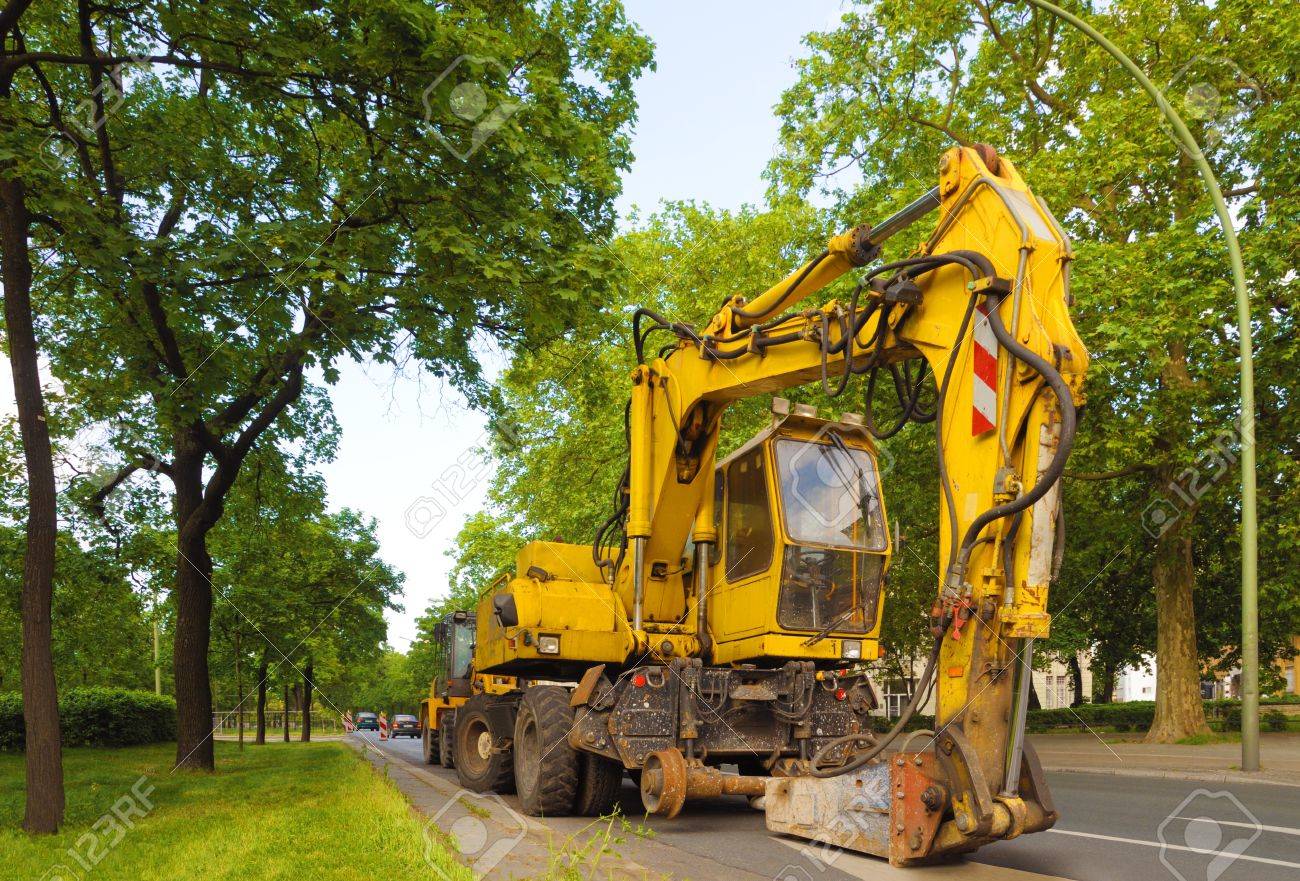 油圧ジャックス住宅街の道路に駐車 8 Weeler ダンプ トラック コンクリート破砕器を備えています の写真素材 画像素材 Image