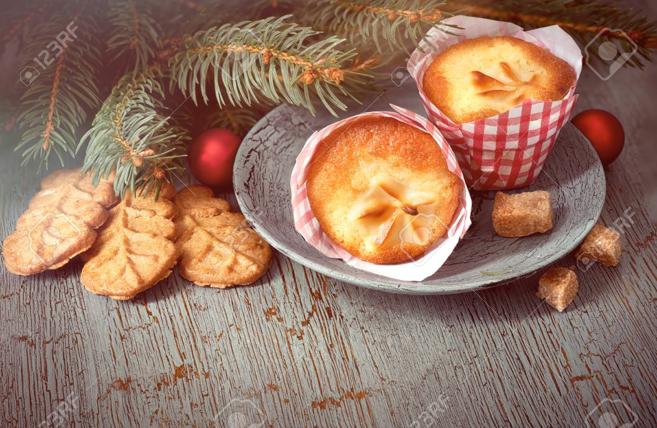 素朴な木製の背景にクリスマスの時 アーモンド クッキー レモン アーモンド ブラウン シュガー つまらないものとクリスマス ツリー ミニ マフィンでクローズ アップを小枝します の写真素材 画像素材 Image 素朴な木製の背景にクリスマスの時 アーモンド クッキー レモン アーモンド ブラウン シュガー つまらないものとクリスマス ツリー ミニ マフィンでクローズ アップを小枝します の写真素材 画像素材 Image