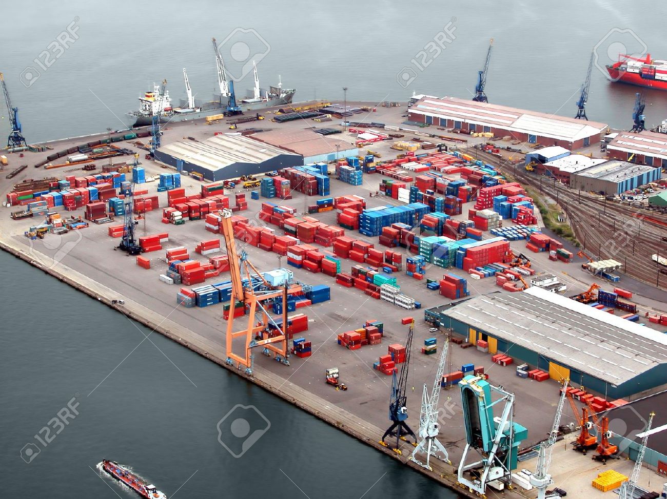 アントワープ港のコンテナ ターミナルのヘリコプター ビュー の写真素材 画像素材 Image