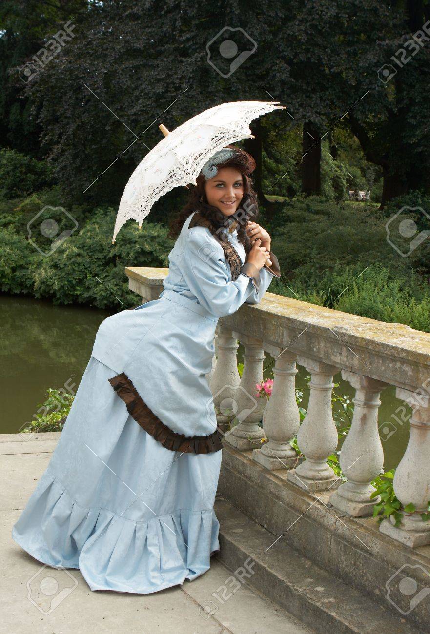 リアル バッスル ドレスでビクトリア朝の女性のビンテージの肖像画 の写真素材 画像素材 Image