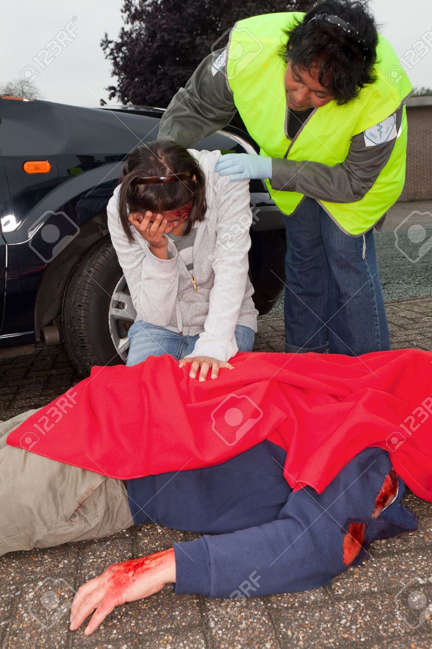 負傷した女性および車の事故後の遺体 の写真素材 画像素材 Image