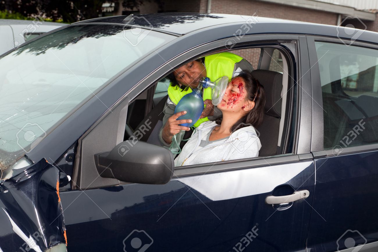 車の事故後蘇生されている若い女性 の写真素材 画像素材 Image 車の事故後蘇生されている若い女性 の写真素材 画像素材 Image