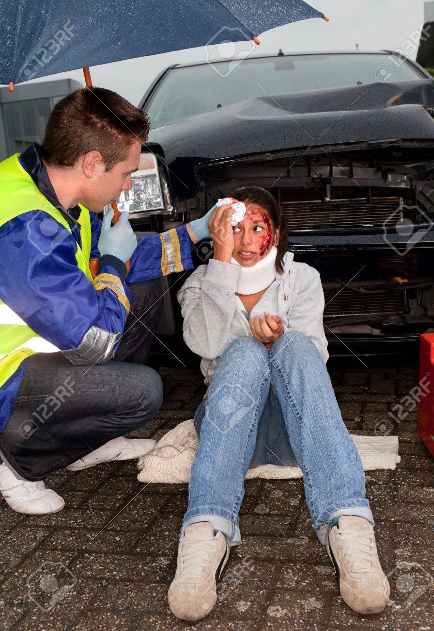救急救命士の傘の下で負傷した女性の世話をして の写真素材 画像素材 Image
