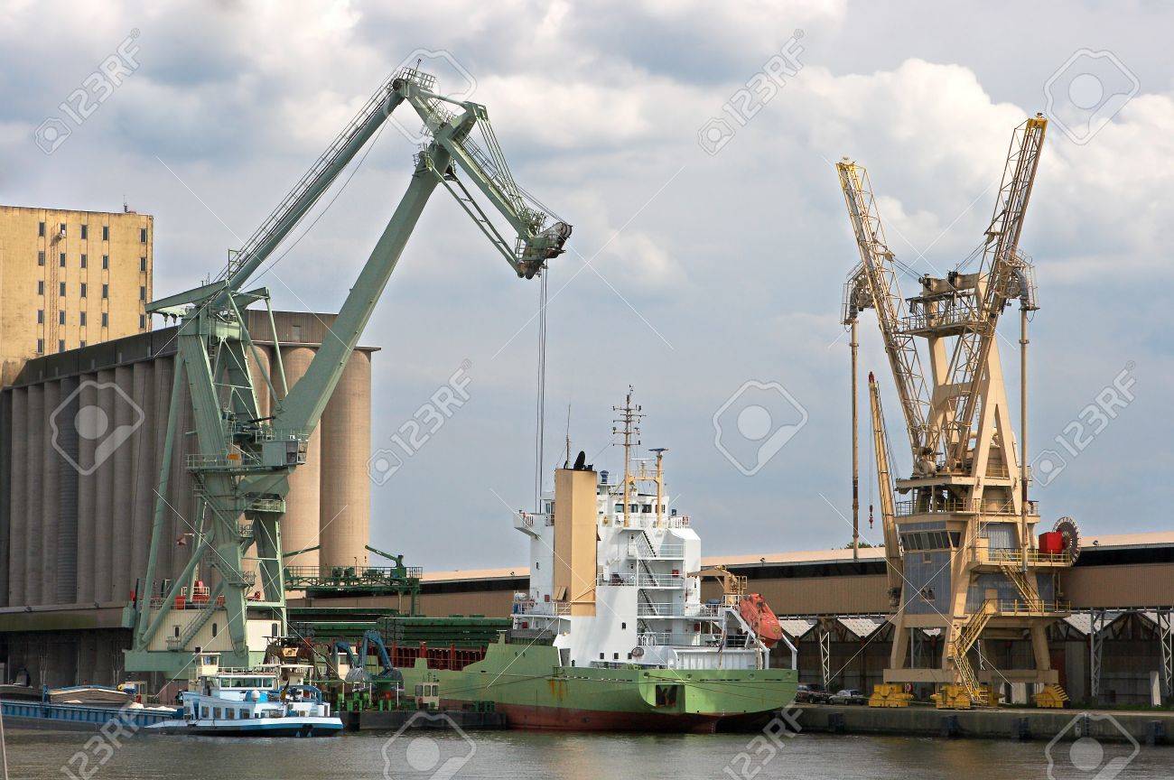 アントワープ港に浮かぶ大型の移動式クレーンと船を読み込み このクレーンは 800 トンを持ち上げることができます の写真素材 画像素材 Image
