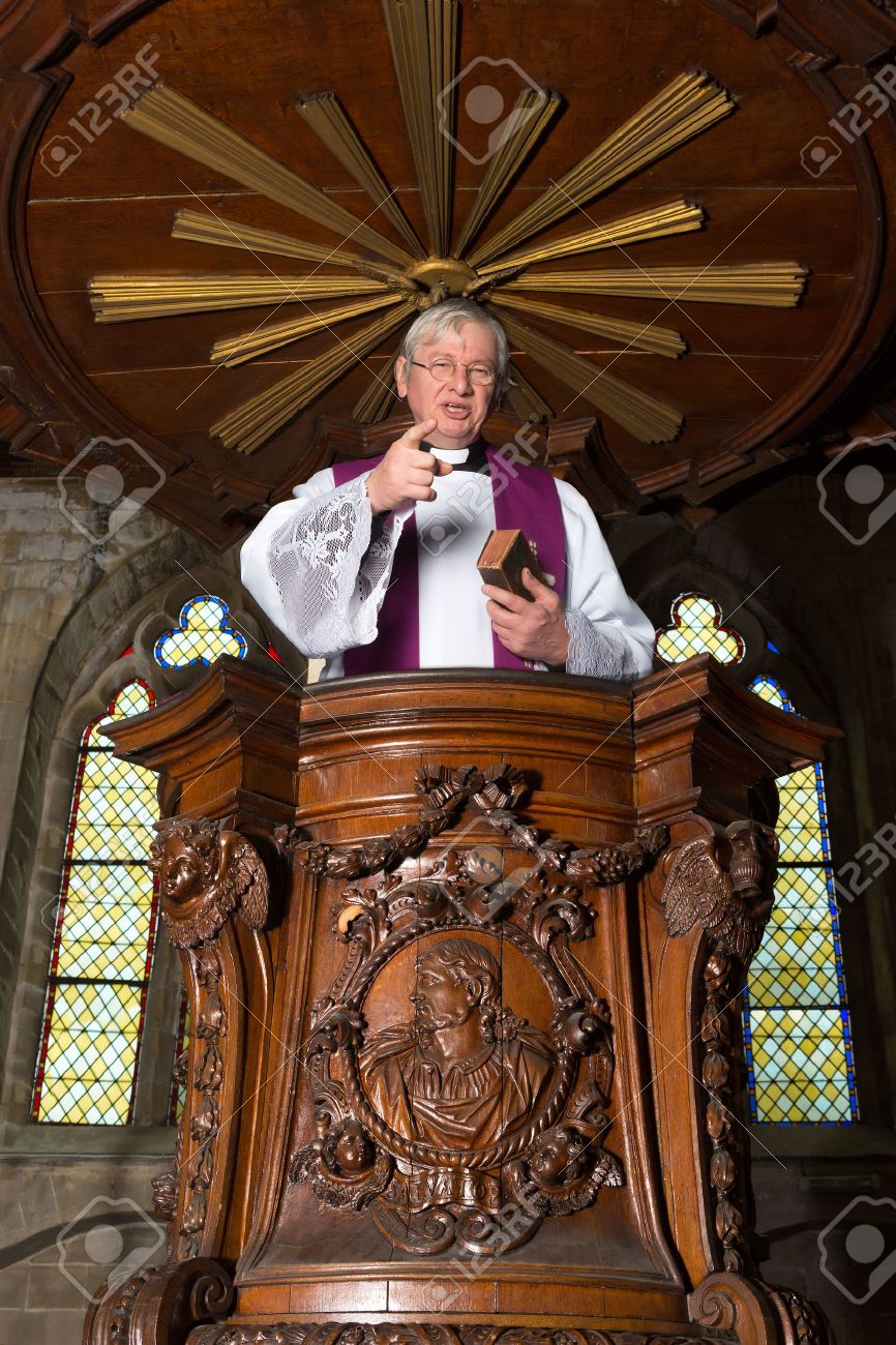 成熟した司祭 17 世紀の美しいアンティークの木製説教壇での説教 の写真素材 画像素材 Image