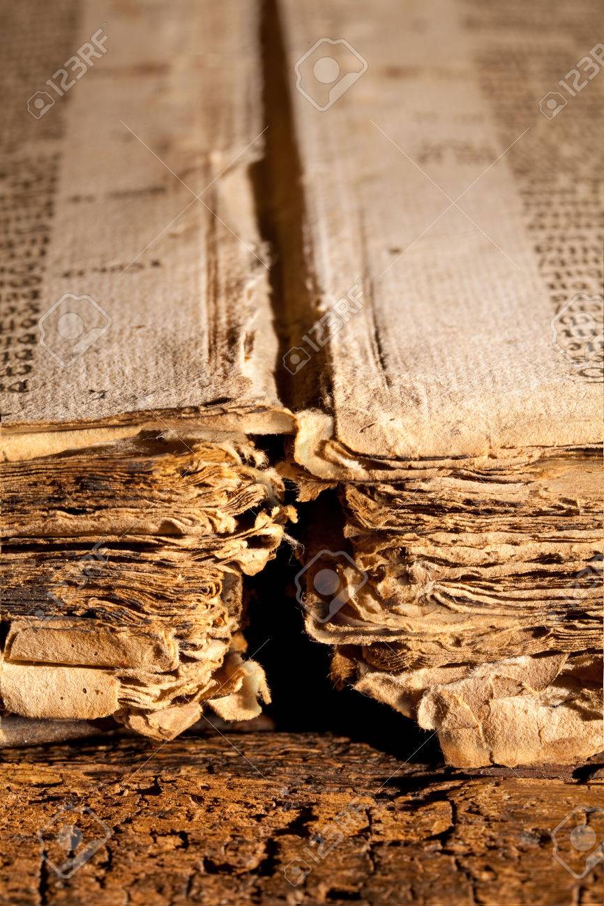 樹齢 300 年のゴシック様式書ボロボロ ルーズリーフのクローズ アップ