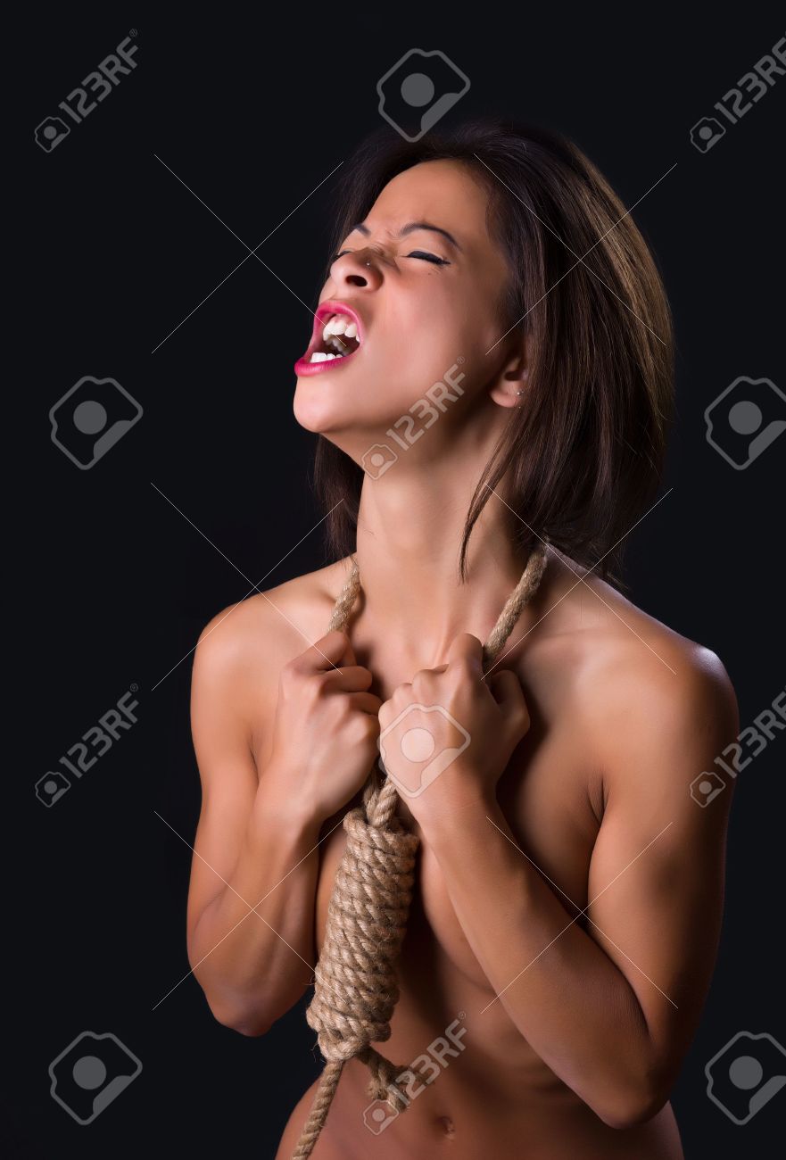 絶望を叫んで彼女の首に縄を持つ美しい女性 の写真素材 画像素材 Image 絶望を叫んで彼女の首に縄を持つ美しい女性 の写真素材 画像素材 Image