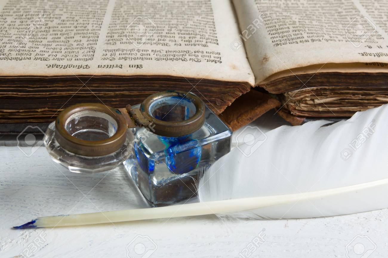 羽根ペン 青インク ポット 素朴な白い塗られたテーブルの上の中世の本 の写真素材 画像素材 Image
