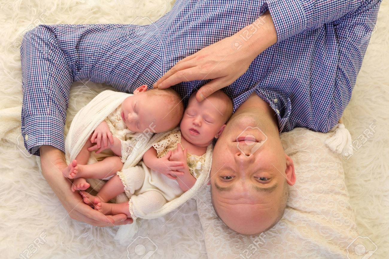 Отец двойни. Папа с двойней. Отец близнецы. Дети двойняшки. Отец с двойняшками.