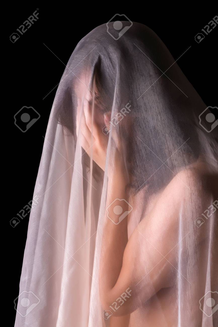 Implícita Imagen Desnuda De Una Mujer Cubierta Con Un Velo De Gasa Skintone  Fotos, retratos, imágenes y fotografía de archivo libres de derecho. Image  61354779