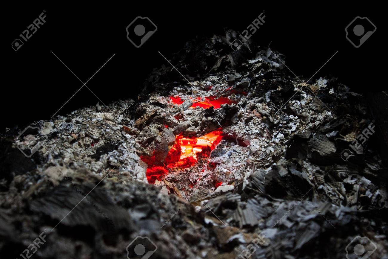 原因はたき火のくすぶる灰 の写真素材 画像素材 Image