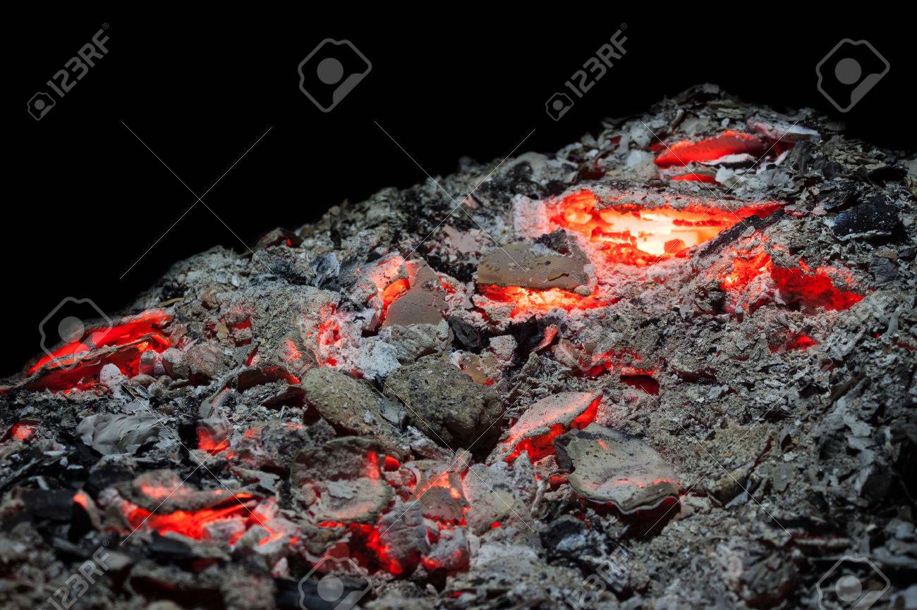 原因はたき火のくすぶる灰 の写真素材 画像素材 Image