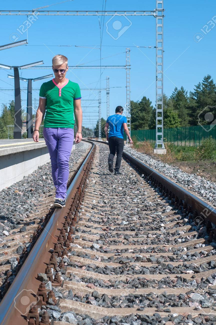 線路の上を歩く一人の男のショット の写真素材 画像素材 Image