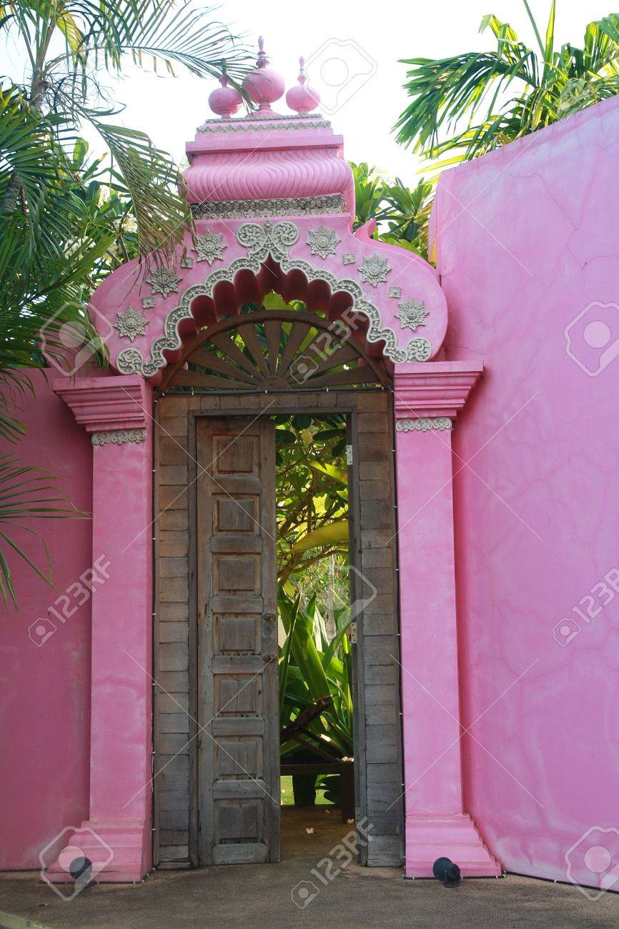 インドコロニアル扉 （古い色あせた朝の光でポトシ州の小さな村で木造  