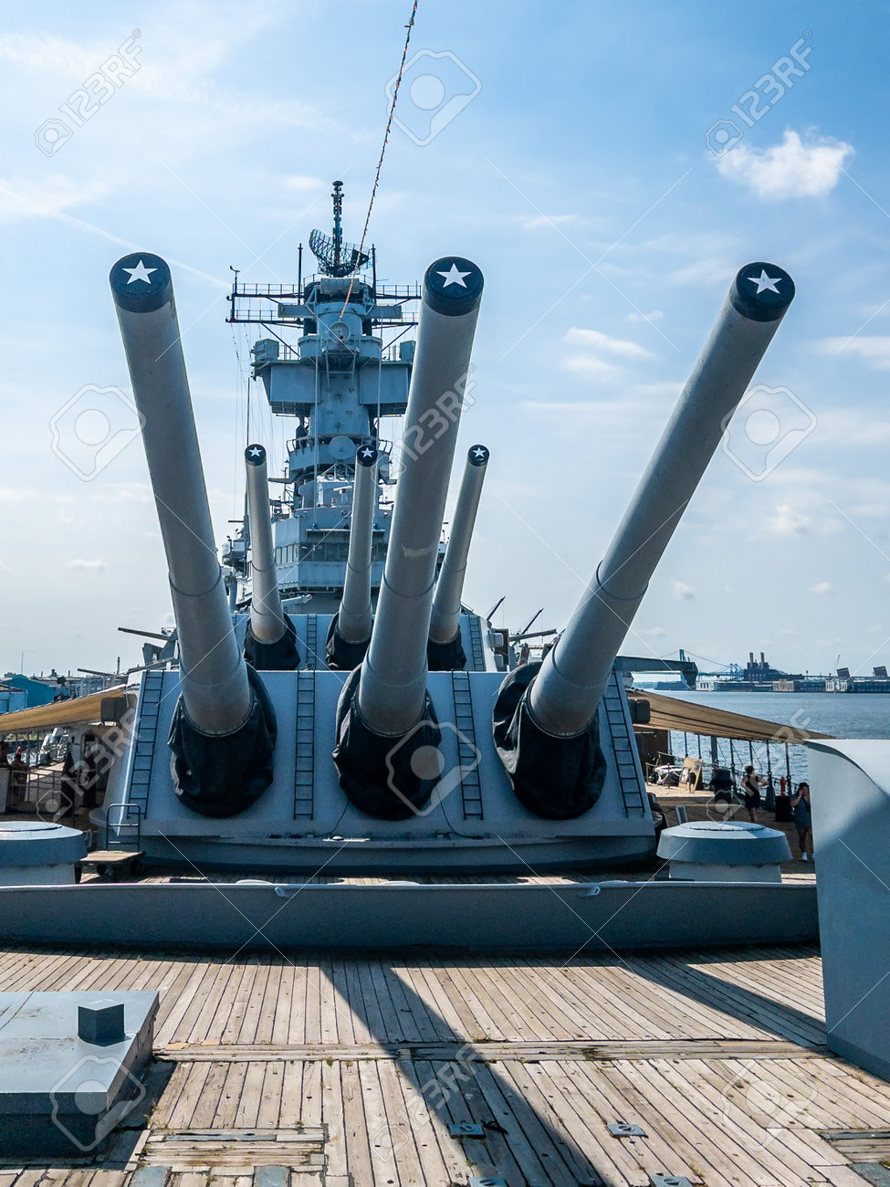 ニュージャージー州カムデンに乗船した戦艦ニュージャージーの銃