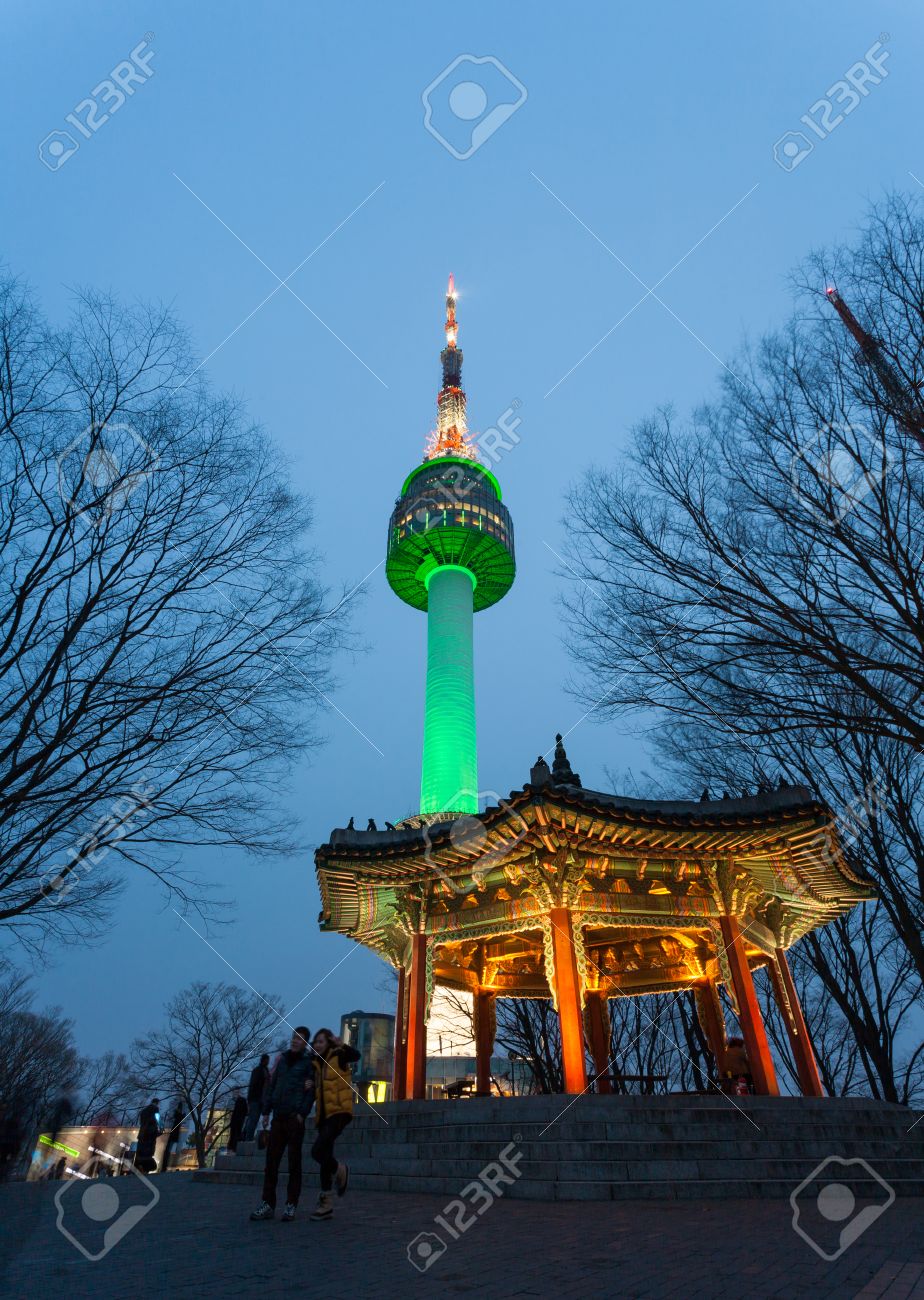 La Aguja De La N Seoul Tower O Torre Namsan En La Noche Seúl Corea Del Sur Fotos Retratos Imágenes Y Fotografía De Archivo Libres De Derecho Image 37548907