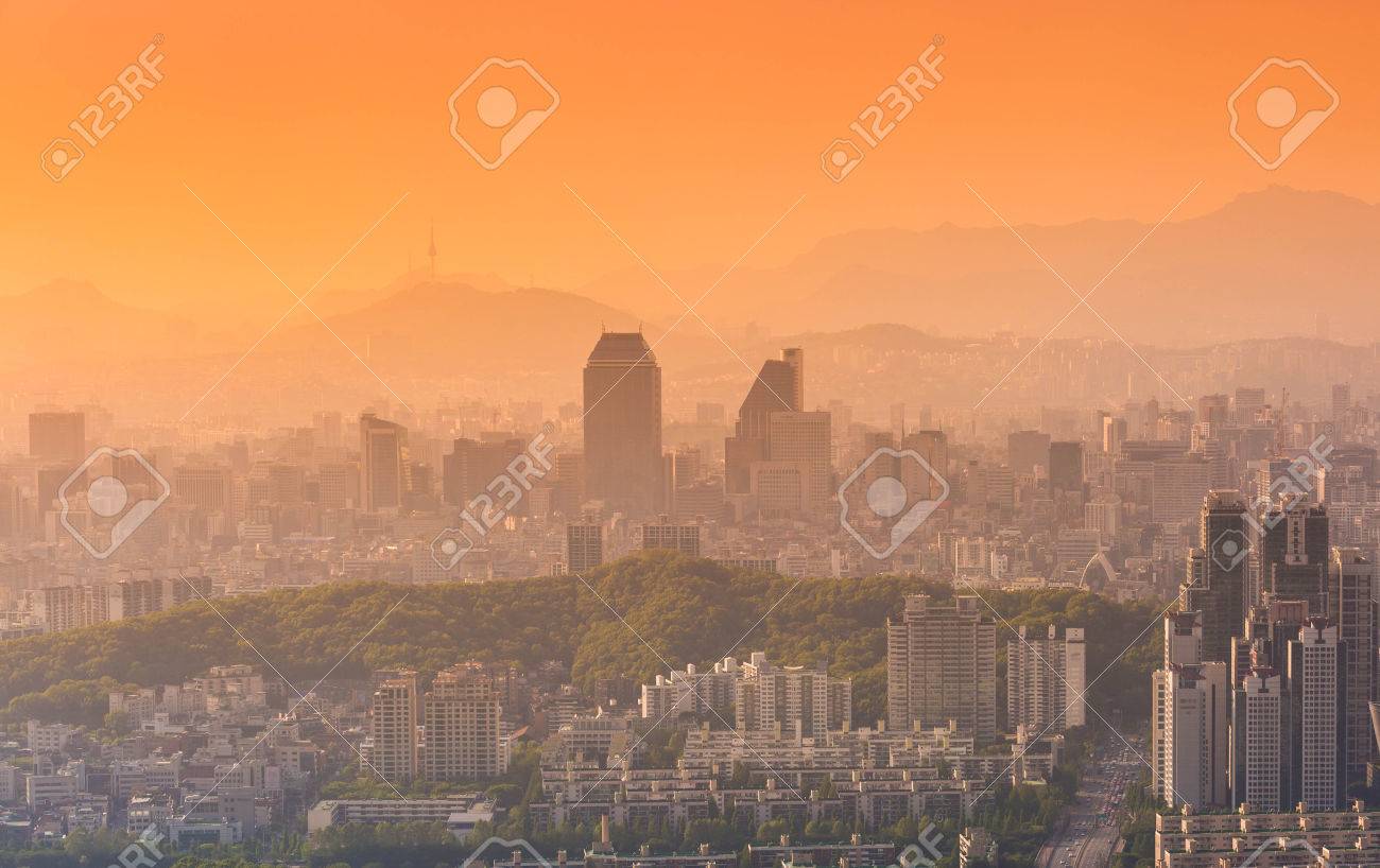 ソウル市 霧の日韓国で日没のダウンタウンのスカイライン の写真素材 画像素材 Image