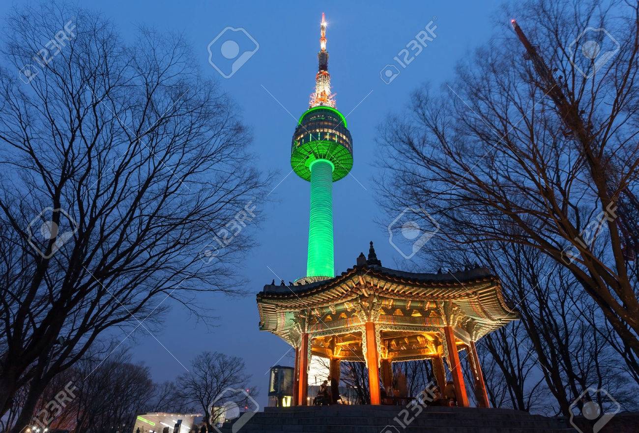 Torre Namsan O N Seoul Tower En La Noche Seúl Corea Fotos Retratos Imágenes Y Fotografía De Archivo Libres De Derecho Image 69279407