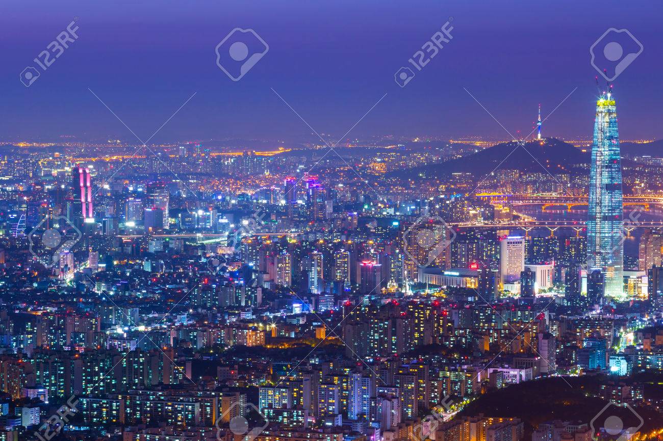 ソウル市とダウンタウンのスカイラインとロッテ ワールド モール 韓国と韓国の最高の景色 夜の高層ビル の写真素材 画像素材 Image