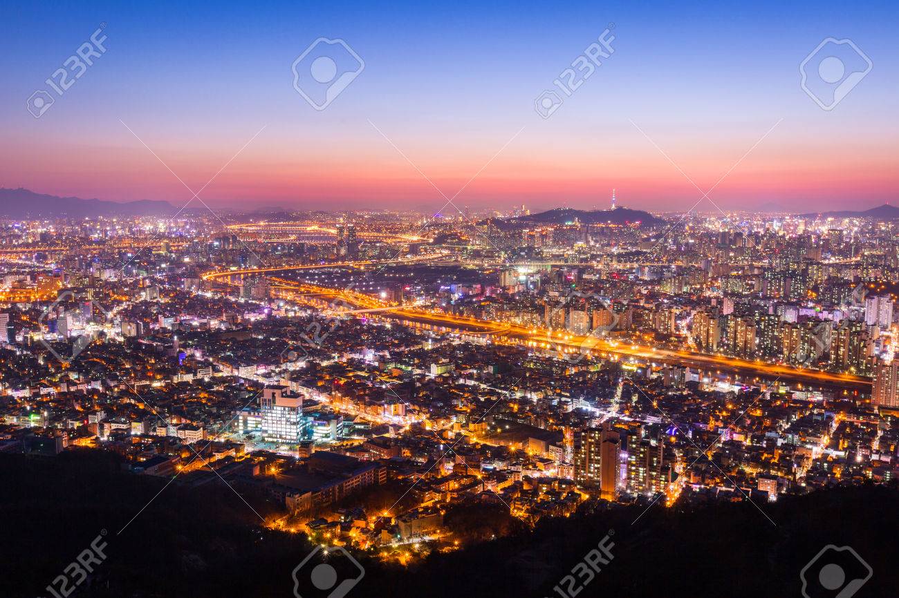韓国 日没後にソウル タワーと韓国のソウル美しい夜ダウンタウン の写真素材 画像素材 Image