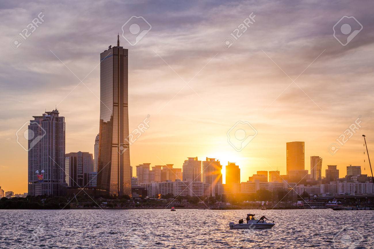 ソウル市と超高層ビル 日没 韓国の汝矣島 の写真素材 画像素材 Image