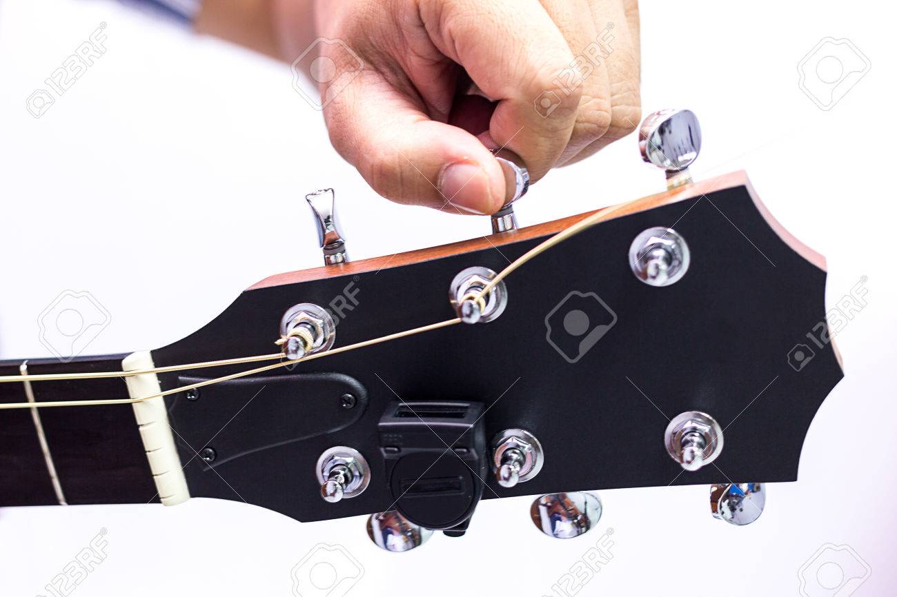 선택적 포커스에서 흰색 배경 위에 기타 튜닝하는 사람 로열티 무료 사진, 그림, 이미지 그리고 스톡포토그래피. Image 66285306