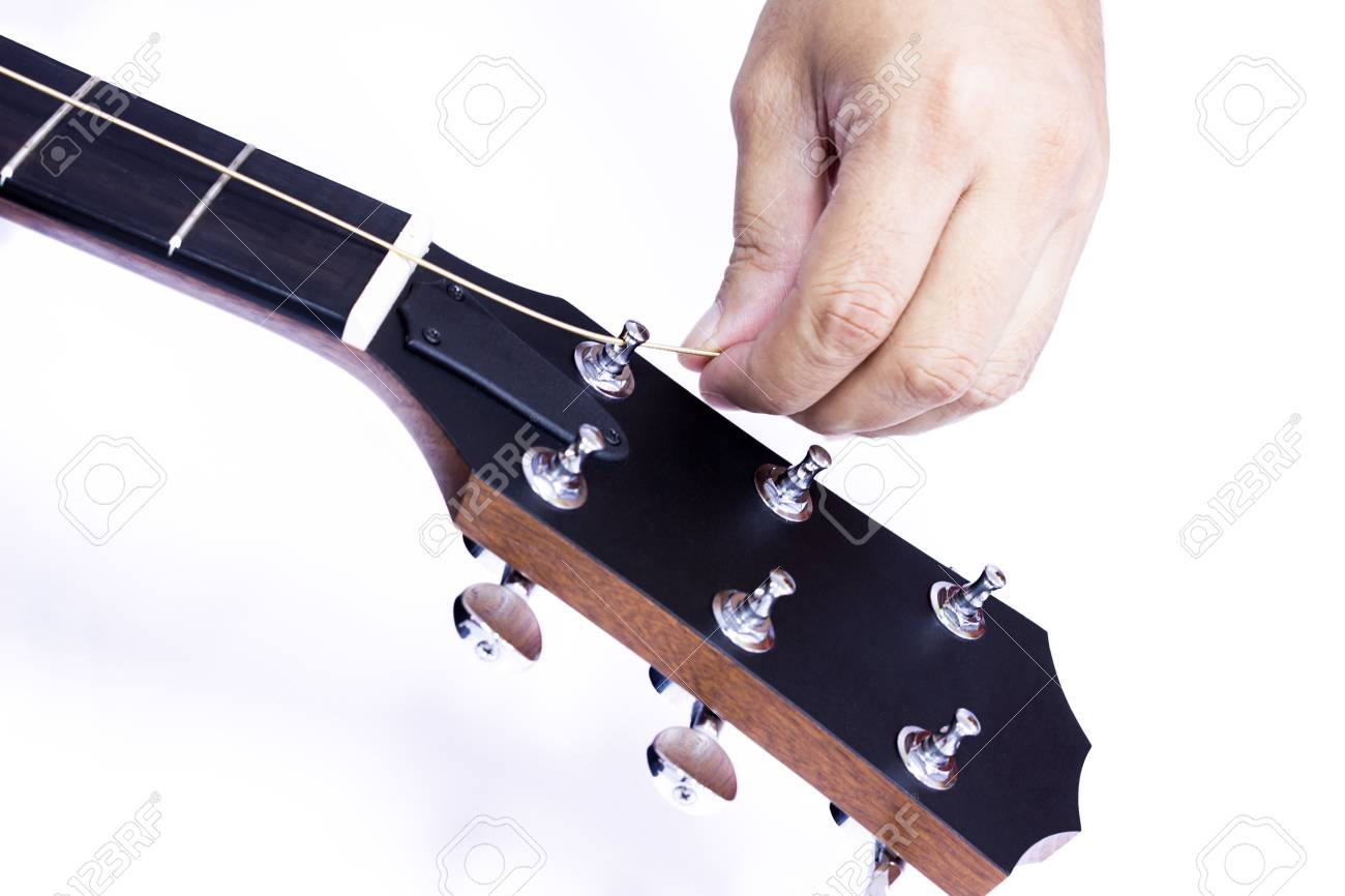 선택적 포커스에서 흰색 배경 위에 기타 튜닝하는 사람 로열티 무료 사진, 그림, 이미지 그리고 스톡포토그래피. Image 66283823