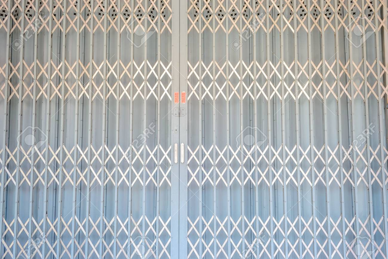 collapsible metal gate