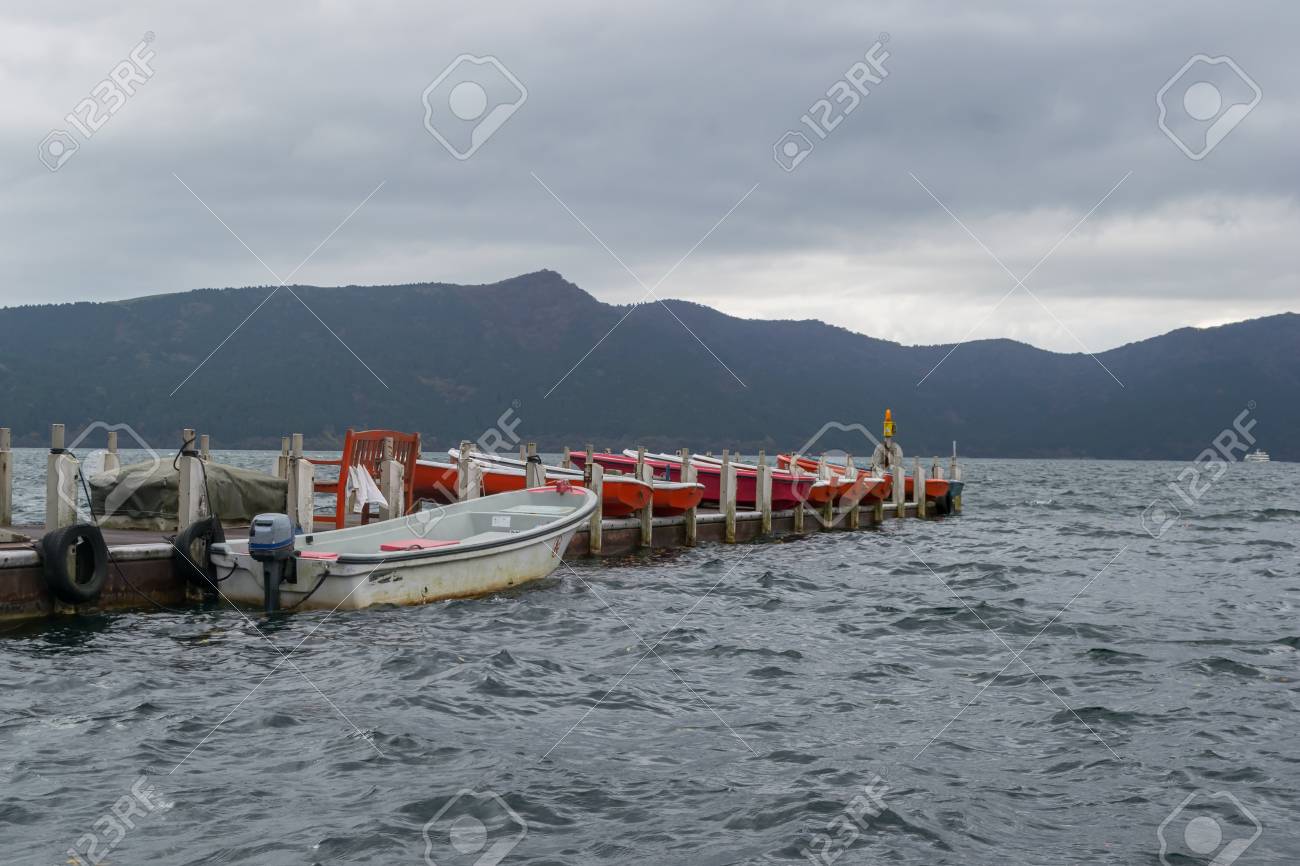 曇り空と芦ノ湖で手漕ぎボート埠頭 の写真素材 画像素材 Image