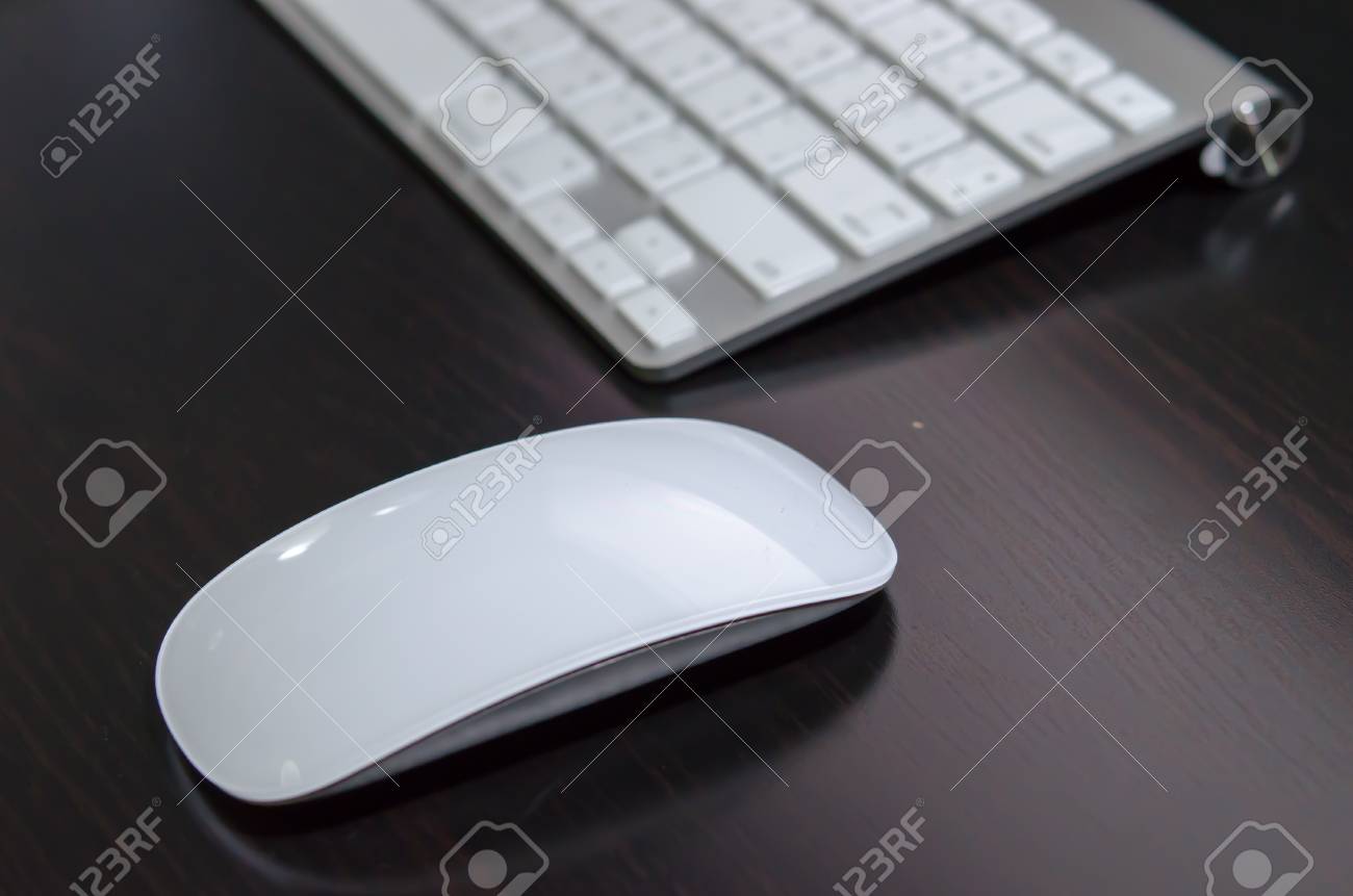 マウスとキーボード 机の上に配置します の写真素材 画像素材 Image