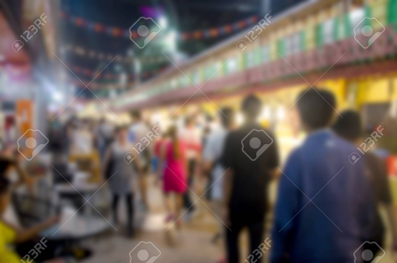 背景の使用のための日祭りで屋台を歩く人々を抽象的なぼかし の写真素材 画像素材 Image