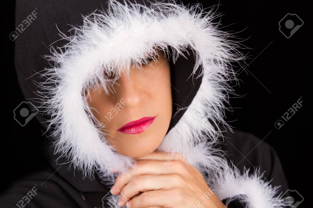 白い羽と黒マントの悲しい女の肖像 の写真素材 画像素材 Image