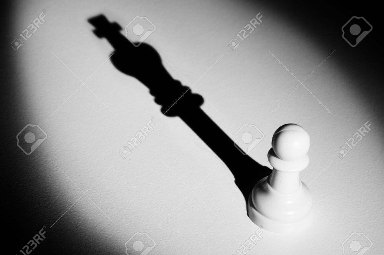 Peça de xadrez com sombra do rei