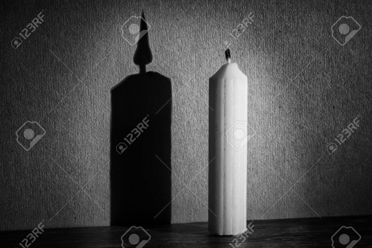 Две черные свечи тени. Свечи черного цвета. Свеча и тень свечи. Свечи эстетика. Две черные свечи тени.