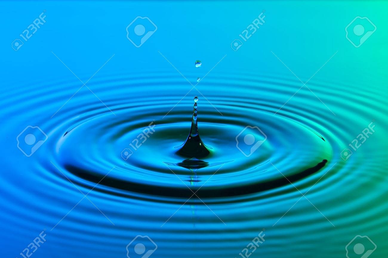 色鮮やかな青と緑の表面に同心円状の波紋で水滴がクローズ アップ の写真素材 画像素材 Image