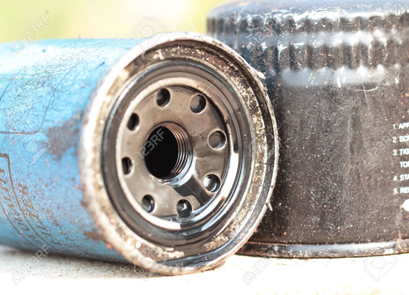 古くて汚い車オイル フィルター 自動車のメンテナンス サービスをクローズ アップ の写真素材 画像素材 Image
