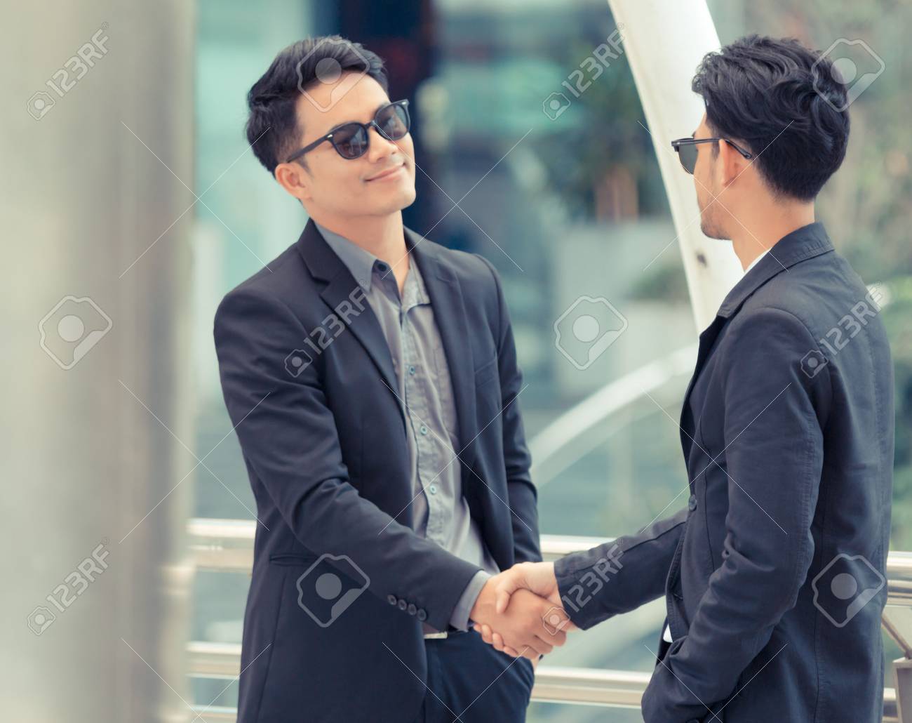 2 人のスマートなビジネスマンは 商談成立握手を交わしています お互いに良い関係を持っているビジネス パートナーです の写真素材 画像素材 Image 2 人のスマートなビジネスマンは 商談成立握手を交わしています お互いに良い関係を持っているビジネス パートナーです の写真素材 画像素材 Image