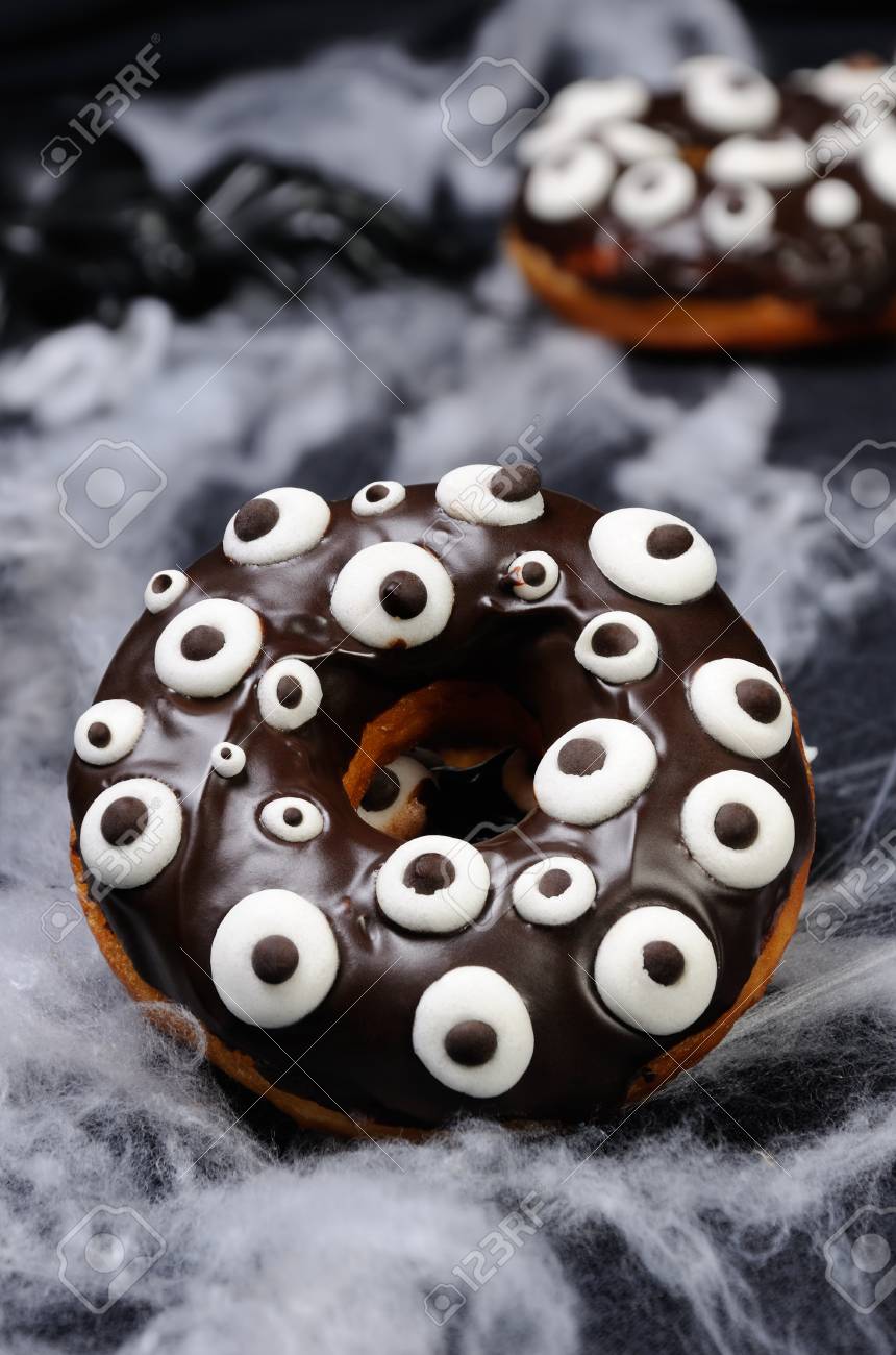 ドーナツとチョコレートのアイシングがハロウィーンでぎょろ目を装飾 の写真素材 画像素材 Image 0628