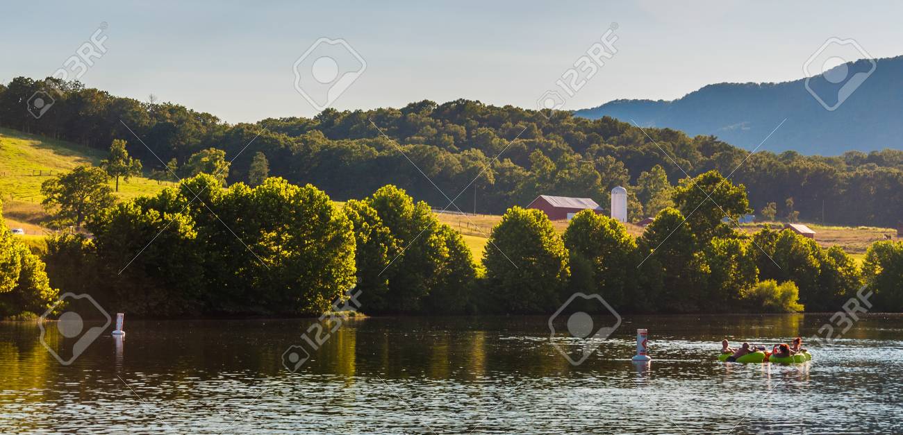 農場およびバージニア州シェナンドー渓谷では シェナンドー川沿いの丘 の写真素材 画像素材 Image
