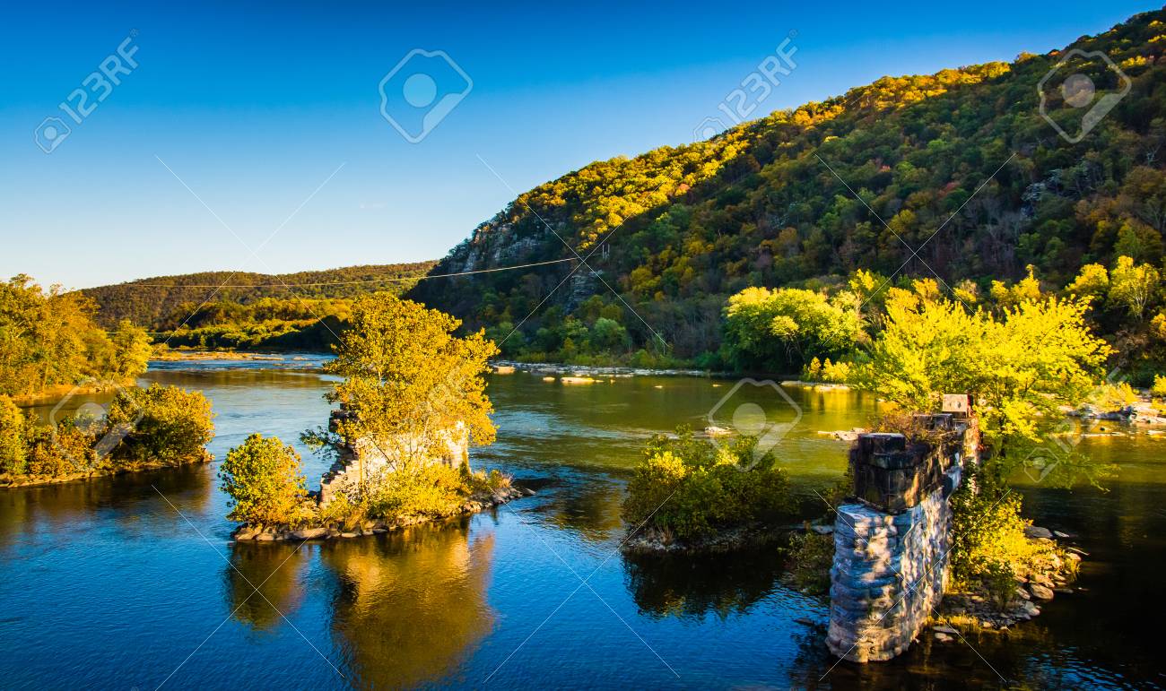 シェナンドー川 ウェストバージニア州ハーパーズ フェリーでブリッジのままにします の写真素材 画像素材 Image