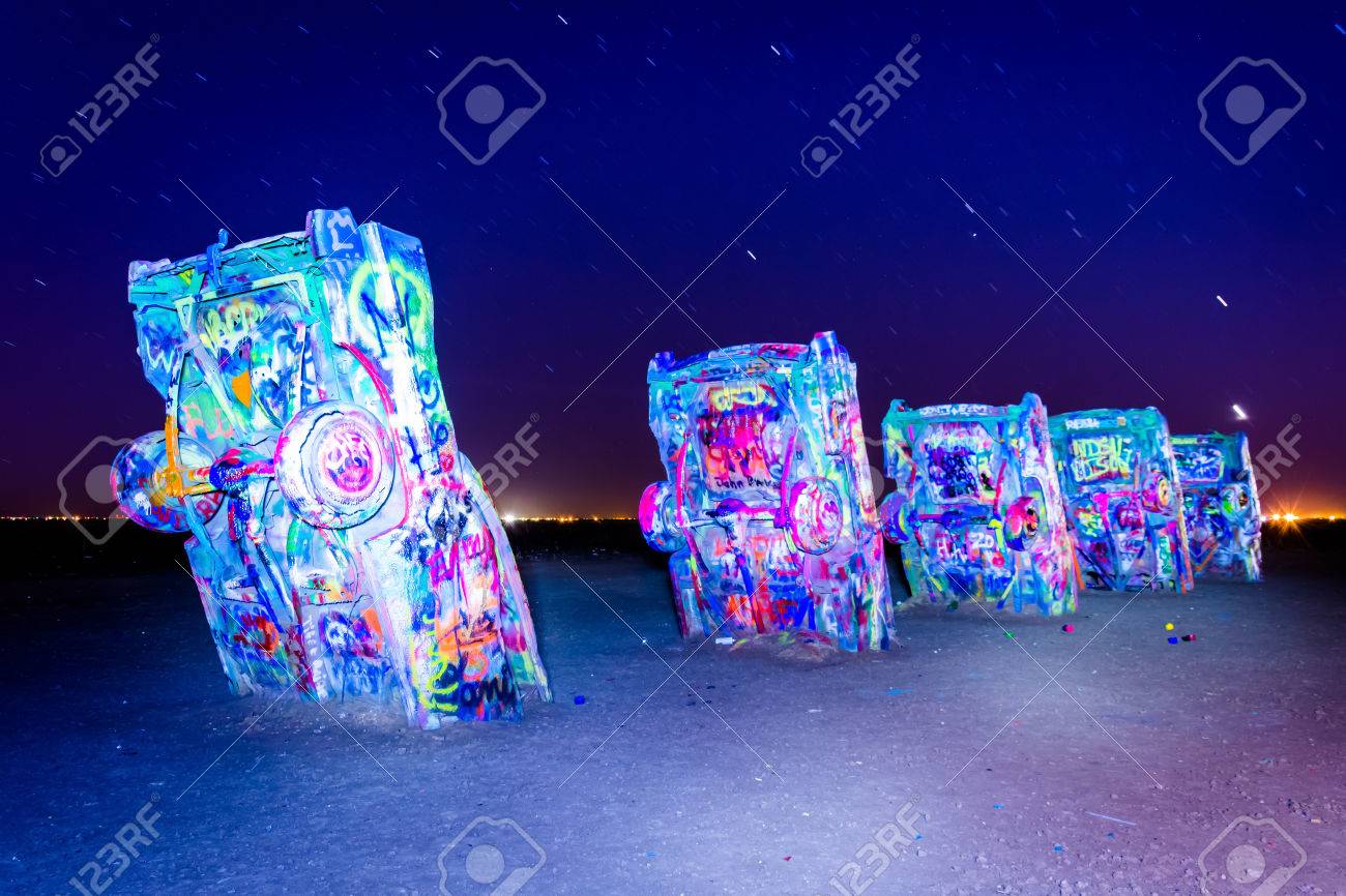 夜 アマリロ テキサス州の歴史的なルート 66 沿いにキャデラック ランチ の写真素材 画像素材 Image