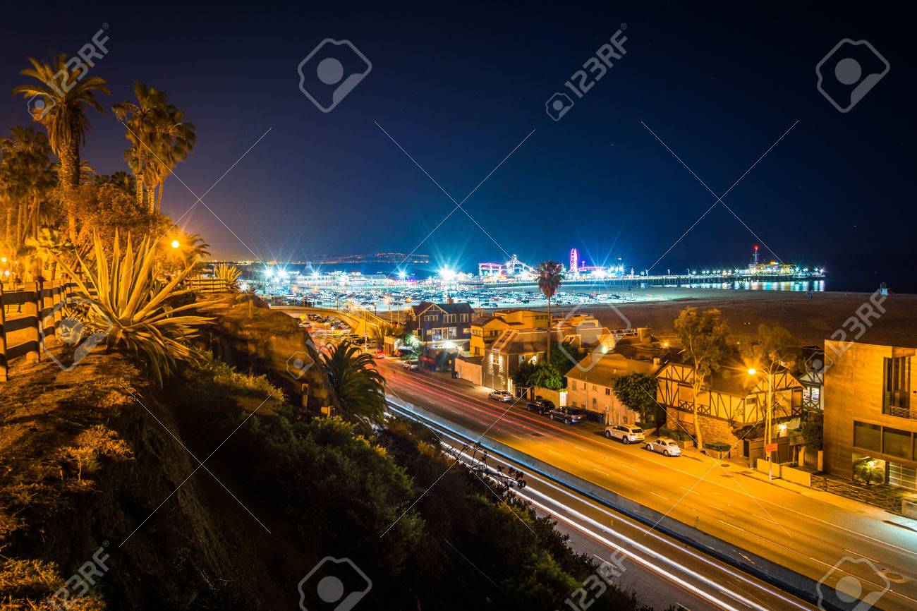 パリセーズ公園 サンタモニカー カリフォルニア州からの夜では パシフィック コースト ハイウェイの眺め の写真素材 画像素材 Image