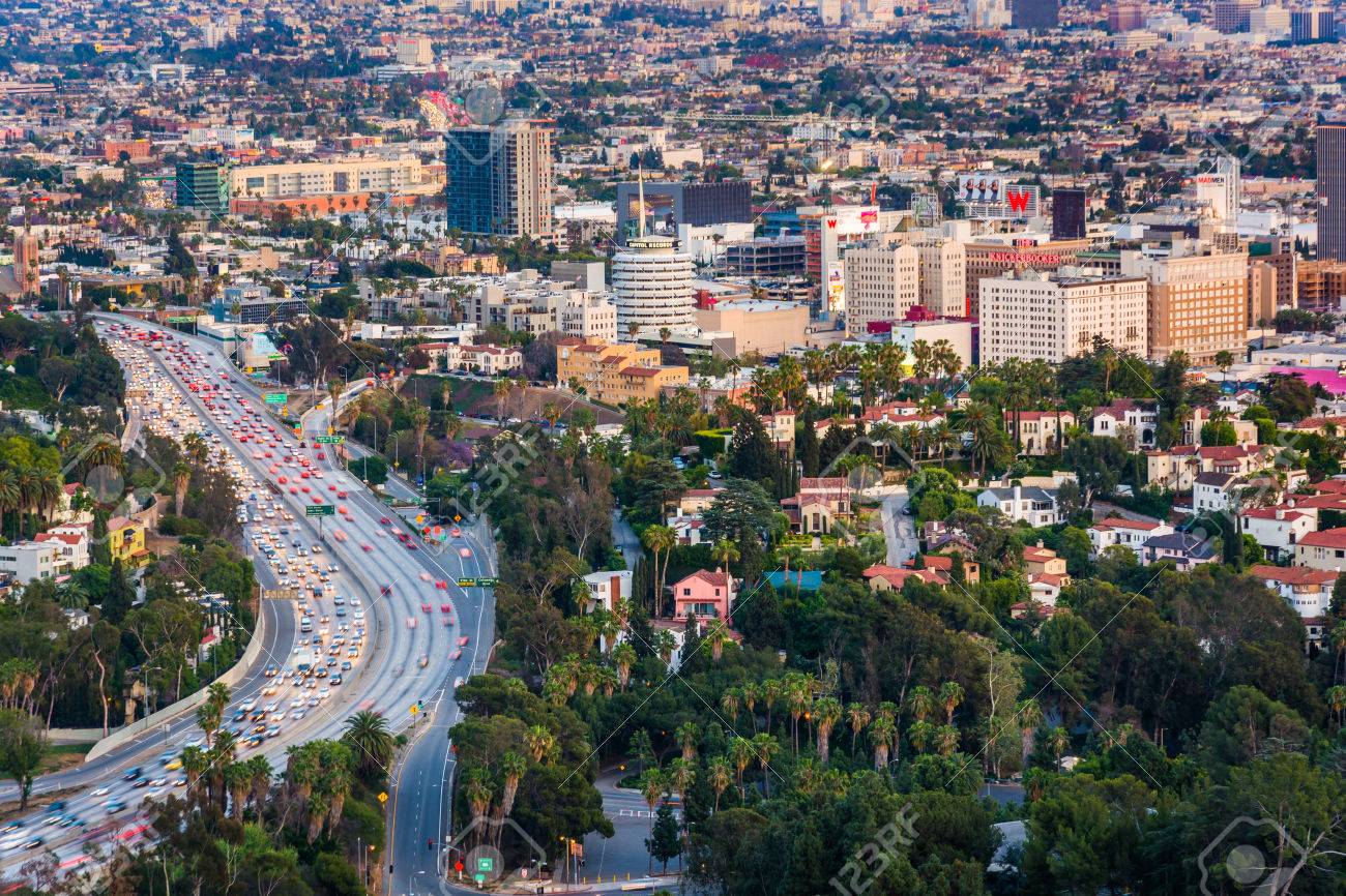 101 高速道路とロサンゼルスで カリフォルニア州のハリウッド ボウル見落とすからハリウッドのビュー の写真素材 画像素材 Image