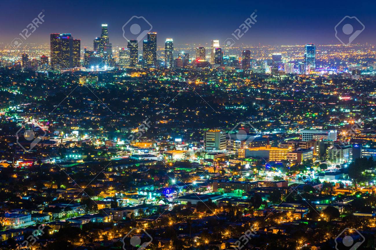 グリフィス公園 カリフォルニア州ロサンゼルスのグリフィス天文台から 夜にダウンタウン ロサンゼルスのスカイラインの眺め の写真素材 画像素材 Image グリフィス公園 カリフォルニア州ロサンゼルスのグリフィス天文台から 夜にダウンタウン ロサンゼルスのスカイラインの眺め の写真素材 画像素材 Image