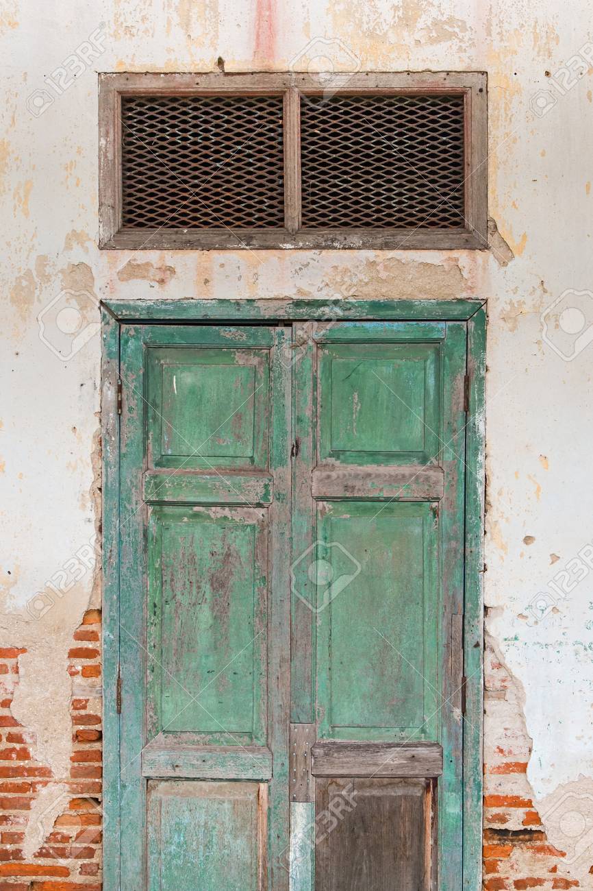 腐りかけの肉に緑の壁とドアを赤レンガを参照してください の写真素材 画像素材 Image