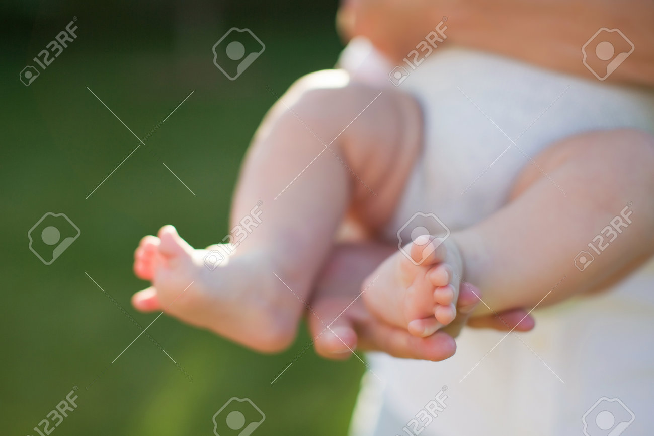 Hombre Vestido De Blanco Sosteniendo A Un Bebe Al Aire Libre A La Luz Del Atardecer. Concepto De Paternidad Fotos retratos imagenes y fotografia de archivo libres de derecho. Image 202876510