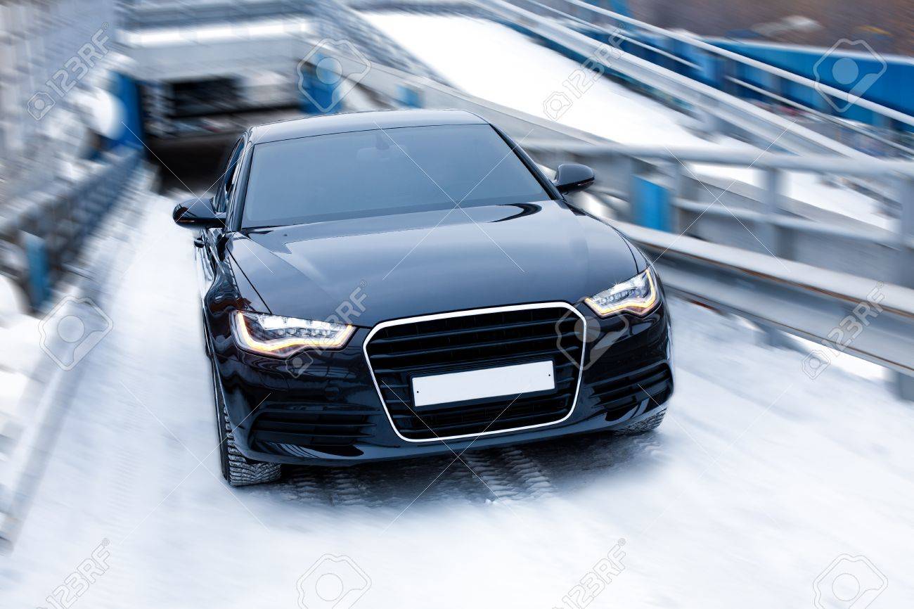 多層冬の駐車場でモダンな黒の高級車 の写真素材 画像素材 Image