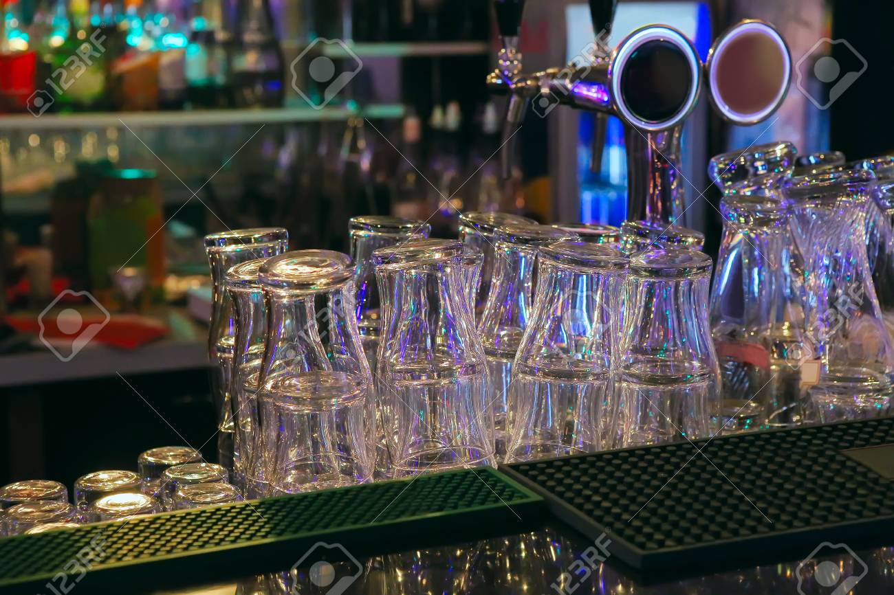 ビールのグラスとバーカウンター の写真素材 画像素材 Image