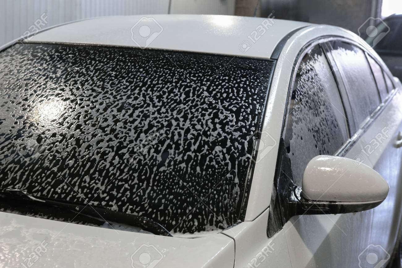 洗車の泡で覆われた白いモダンな車 の写真素材 画像素材 Image